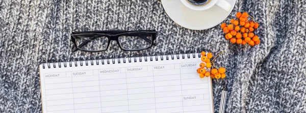 Lieu de travail à domicile avec tasse à café sur plaid tricoté — Photo