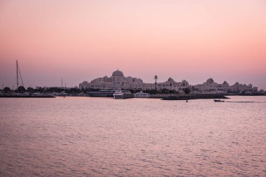 Abu Dabi Bae'deki Laguna ve Başkanlık Sarayı