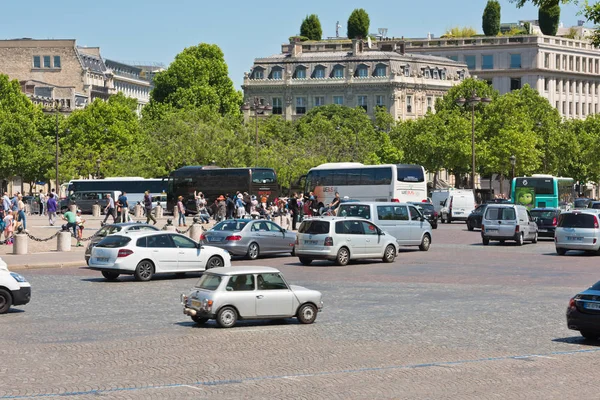 Автомобільний дорожній рух на вулиці Париж — стокове фото