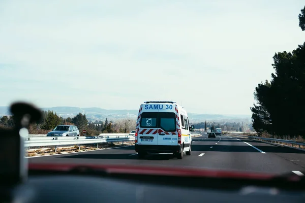 Ambulance van het rijden langs de snelweg — Stockfoto