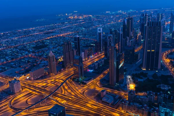 Dubaï scène nocturne avec lumières de la ville — Photo