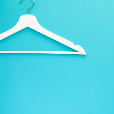 Mavi zemin üzerine beyaz ahşap askı