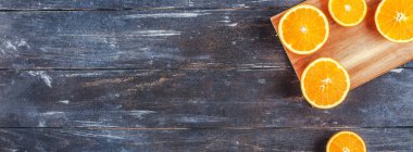 Koyu ahşap zemin üzerine taze portakal