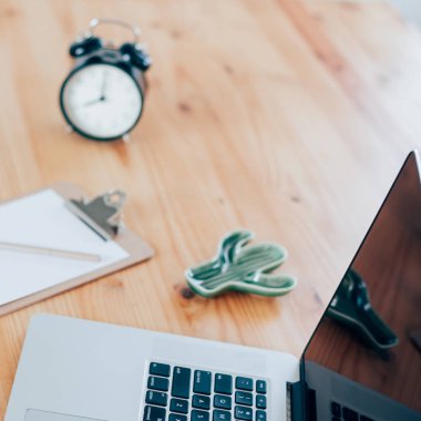 Dizüstü bilgisayar ile serbest çalışma alanı