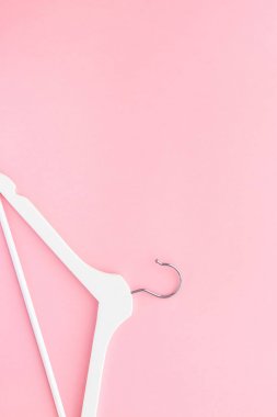 Pastel pembe arka planda beyaz askılar
