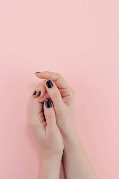 Las manos de mujer con manicura negra — Foto de Stock