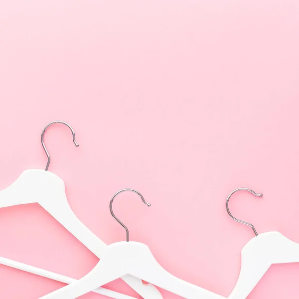 Witte Hangers op pastel roze achtergrond — Stockfoto