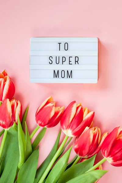 Dia das Mães cartão de saudação com flores de tulipa vermelha — Fotografia de Stock