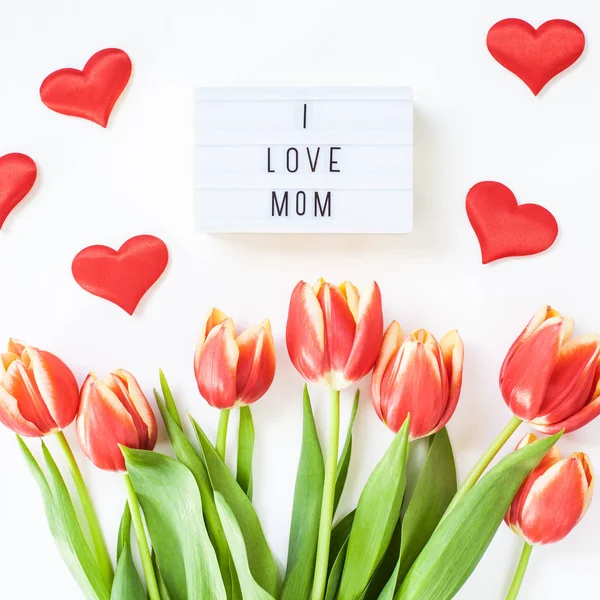 Dia das Mães cartão de saudação com flores de tulipa vermelha — Fotografia de Stock