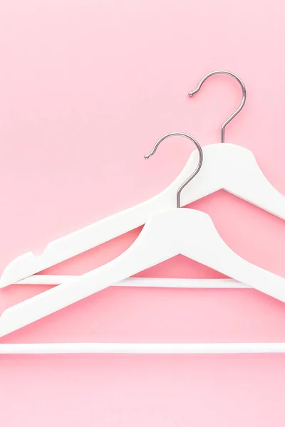 파스텔 핑크 배경에 흰색 옷걸이 — 스톡 사진