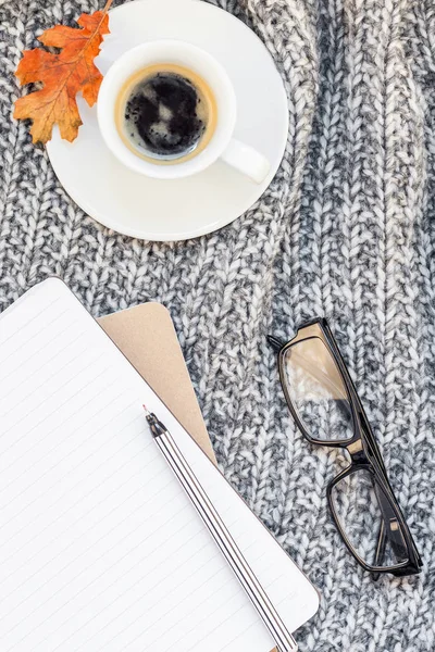 Lieu de travail à domicile avec tasse à café sur plaid tricoté — Photo