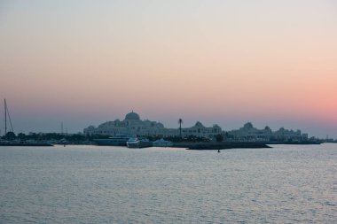 Abu Dabi Bae'deki Laguna ve Başkanlık Sarayı