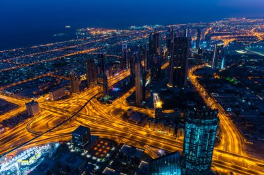Dubai şehir merkezinde şehir ışıklarıyla dolu bir gece sahnesi