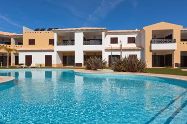 Daire ve yüzme havuzu ile Townhouse
