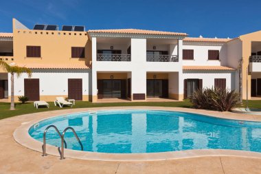 Daire ve yüzme havuzu ile Townhouse