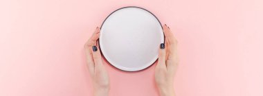 Boş tabak içinde erkek mockup eller