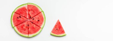 Beyaz arka planda taze karpuz dilimleri
