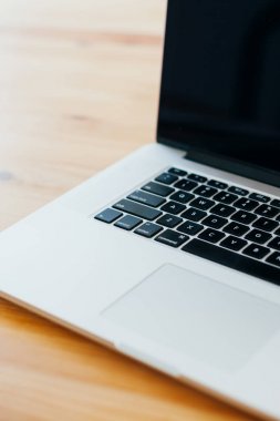 Dizüstü bilgisayar ile serbest çalışma alanı