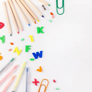 Ofis malzemeleri ile okul konseptine geri dön