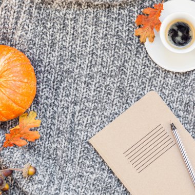 Örme ekose üzerinde kahve bardağı ile ev işyeri