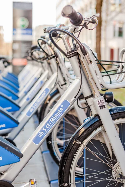 Stad huur fietsen geparkeerd in rij — Stockfoto