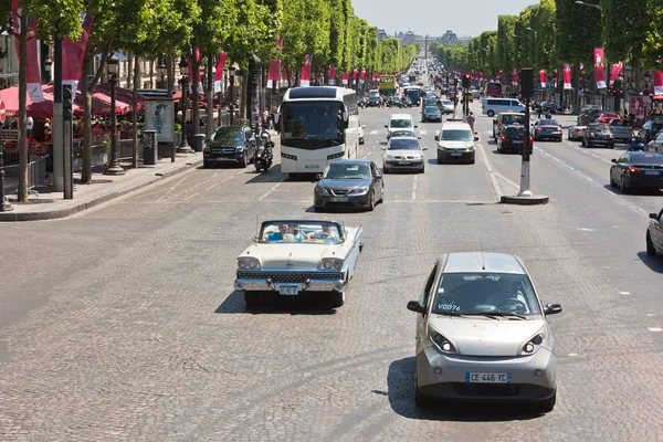 Drogowy ruch samochodowy na ulicy Paryża — Zdjęcie stockowe