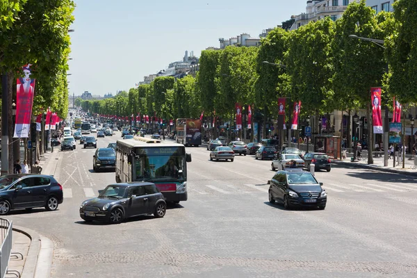 Biltrafik på gatan i Paris — Stockfoto