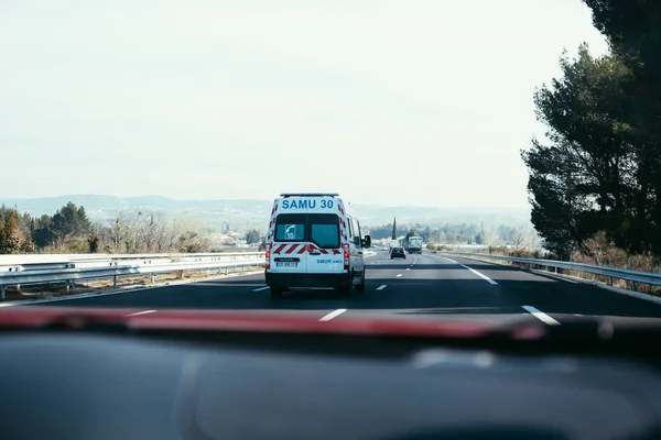 Camioneta ambulancia conduciendo por carretera — Foto de Stock