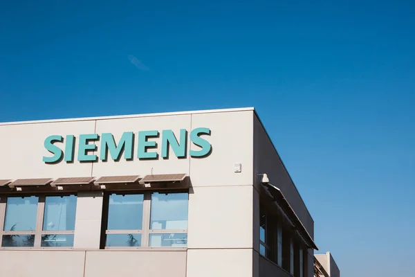 Siemens Company logo at its building — Stock Photo, Image