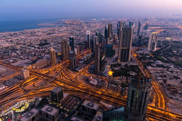 Dubai cena noturna no centro com luzes da cidade — Fotografia de Stock