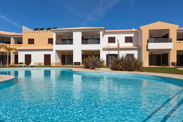 Townhouse with apartments and swimming pool — Stock Photo, Image