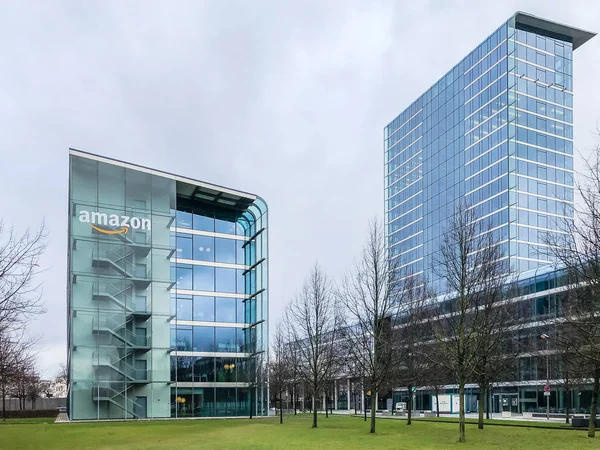 Logotipo de Amazon en edificio de oficinas, Munich Alemania — Foto de Stock