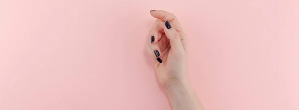 Mãos de mulher com manicura preta — Fotografia de Stock