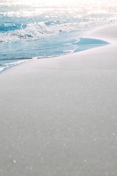 Praia de areia de verão e fundo ondas do litoral — Fotografia de Stock