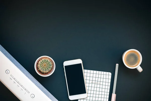 Table avec barre de son téléphone portable et tasse à café — Photo