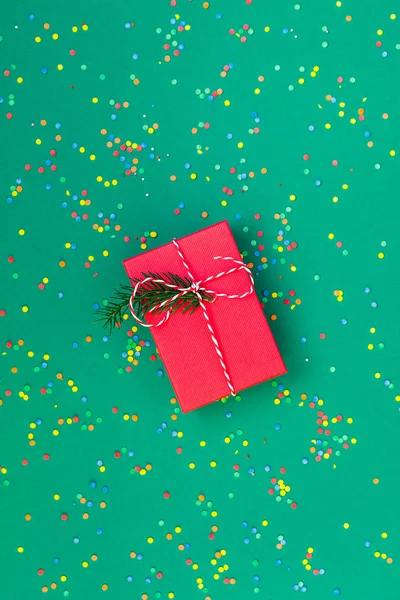 Karácsonyi üdvözlőlap piros ajándék dobozban — Stock Fotó