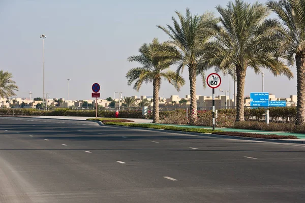 Strada a Abu Dhabi, Emirati Arabi Uniti — Foto Stock
