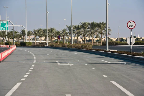 Road en Abu Dhabi, Emiratos Árabes Unidos — Foto de Stock