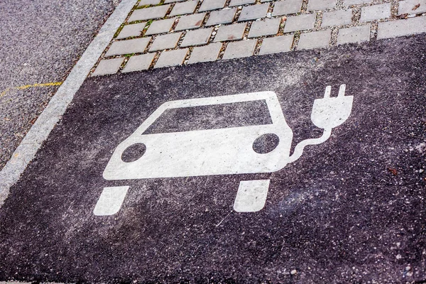 Символ парковки для зарядки электромобилей — стоковое фото