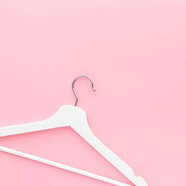 Witte Hangers op pastel roze achtergrond — Stockfoto