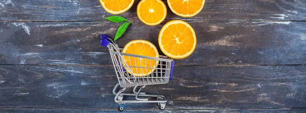 Verse sinaasappelen op donkere houten achtergrond — Stockfoto