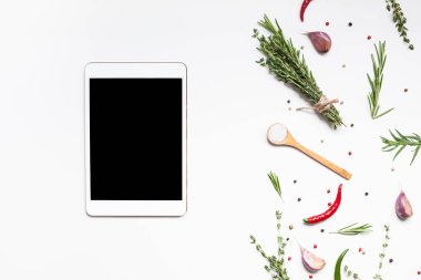 Yeşillik otlar ve baharatlar ile Boş tablet Pc