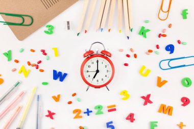 Ofis malzemeleri ile okul konseptine geri dön