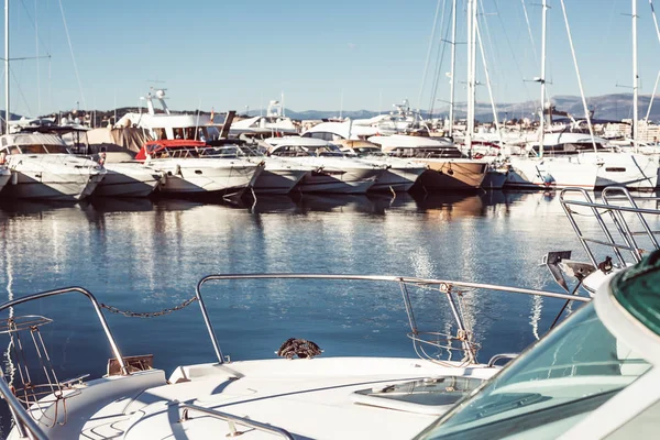 Marina of Cannes, Fransa'da yatların görünümü — Stok fotoğraf