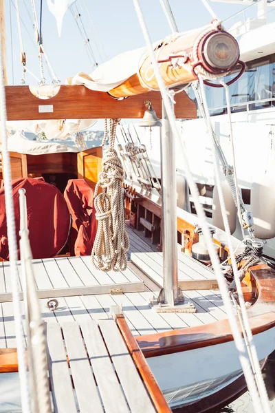 Pacote de cordas em um barco de madeira — Fotografia de Stock