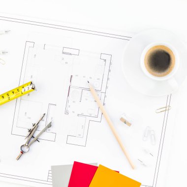 İç tasarımcı tablo çalışma alanı ile ev planı