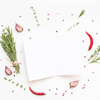 Yeşil otlar ve baharatlar ile boş not defteri sayfaları