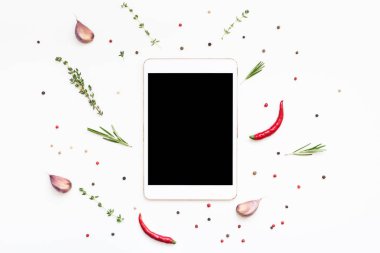 Yeşillik otlar ve baharatlar ile Boş tablet Pc