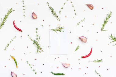 Yeşil otlar ve baharatlar ile boş not defteri sayfaları