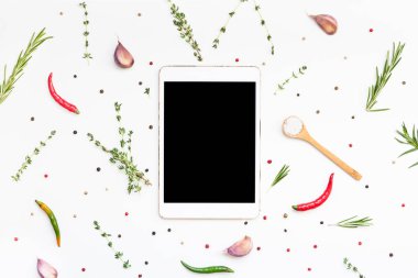 Yeşillik otlar ve baharatlar ile Boş tablet Pc